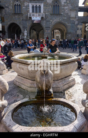 L'Italie, la Lombardie, la ville haute de Bergame, la Piazza Vecchia square Banque D'Images