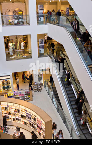 John Lewis est très populaire plus grand magasin d'Oxford Street,London vente de mobilier d'accueil, d'une télévision,Cosmétiques,éclairage,la nourriture. Banque D'Images