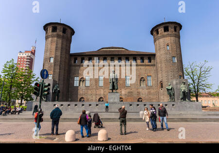 L'Italie, Piémont, Turin, Acaja château et Emanuele Filiberto Duca d'Aosta Monument Banque D'Images