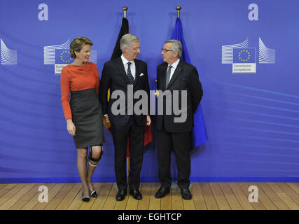 Bruxelles. Feb 25, 2015. Le Président de la Commission européenne, Jean-Claude Juncker (R) pose avec le roi Philippe (C) et de la Reine Mathilde de Belgique avant une réunion à l'Union européenne siège à Bruxelles, le 25 février 2015. Credit : Ye Pingfan/Xinhua/Alamy Live News Banque D'Images