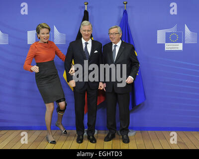 Bruxelles. Feb 25, 2015. Le Président de la Commission européenne, Jean-Claude Juncker (R) pose avec le roi Philippe (C) et de la Reine Mathilde de Belgique avant une réunion à l'Union européenne siège à Bruxelles, le 25 février 2015. Credit : Ye Pingfan/Xinhua/Alamy Live News Banque D'Images