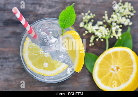 Le jus de sureau avec citron sur table ancienne Banque D'Images