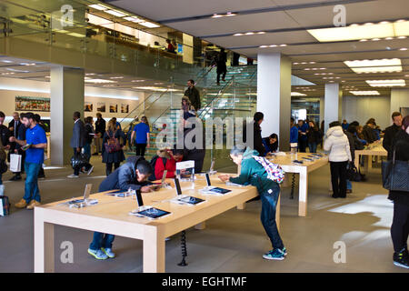 Magasin Apple Store très occupé,où un grand nombre de produits Apple sont vendus,Iphone 6 plus,l'Ipad Air 2 235 Regent Street, Londres W1 Banque D'Images