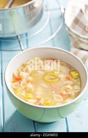 Soupe de légumes avec des pâtes dans un bol Banque D'Images
