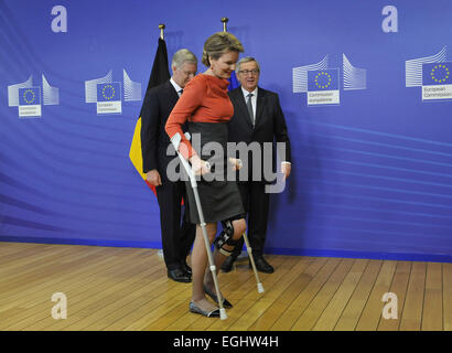 Bruxelles, la Reine Mathilde (avant) de la Belgique à l'Union européenne siège à Bruxelles. Feb 25, 2015. Le Président de la Commission européenne, Jean-Claude Juncker (R, retour) accueillir le roi Philippe (l'arrière), et de la Reine Mathilde (avant) de la Belgique à l'Union européenne siège à Bruxelles, le 25 février 2015. Credit : Ye Pingfan/Xinhua/Alamy Live News Banque D'Images