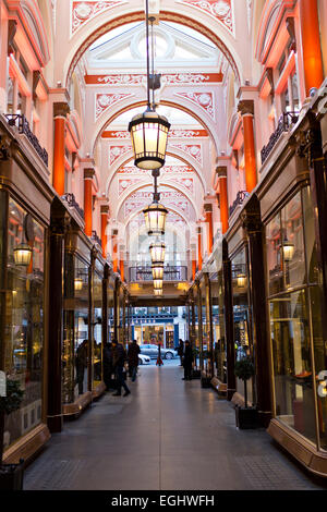 La Royal Arcade,boutiques exclusives de luxe, chaussures, vêtements, antiquités, tableaux, le meilleur salon de Londres pour des articles coûteux, Mayfai Banque D'Images