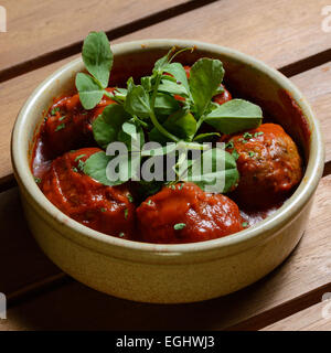 Albondigas. Boulettes de boeuf et porc espagnol servi dans une sauce marinara Banque D'Images