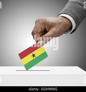 Mâle noir tenant un drapeau. Concept de vote - Ghana Banque D'Images