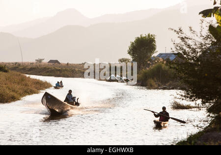 Bateau de vitesse,longboat,bateau à moteur à longue queue sur les voies navigables canal près de ville Nyaungshwe sur les banques du lac Inle (Birmanie, Myanmar,.Coucher du soleil. Banque D'Images