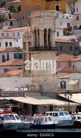 Quayside et églises sur l'île d'Hydra, Argolide, Péloponnèse, Grèce Banque D'Images