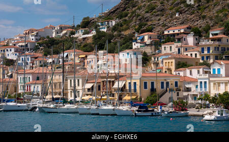 Quai sur l'île de Poros, Argolide, Péloponnèse, Grèce Banque D'Images