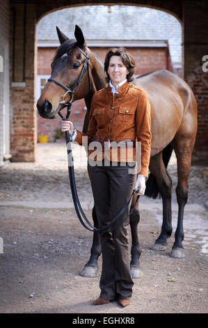 Venetia Williams entraîneur de course flexible photo avec 2009 Grand Gagnant National Mon mome Banque D'Images