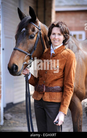 Venetia Williams entraîneur de course flexible photo avec 2009 Grand Gagnant National Mon mome Banque D'Images