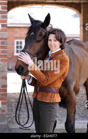 Venetia Williams entraîneur de course flexible photo avec 2009 Grand Gagnant National Mon mome Banque D'Images