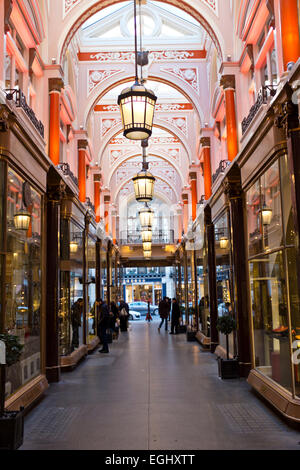 La Royal Arcade,boutiques exclusives de luxe, chaussures, vêtements, antiquités, tableaux, le meilleur salon de Londres pour des articles coûteux,Mayfair. Banque D'Images