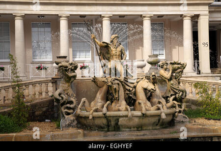 La fontaine de Neptune Cheltenham1893 conçu par Joseph Hall. Sculpté par Boulton & Sons en 1893 Banque D'Images