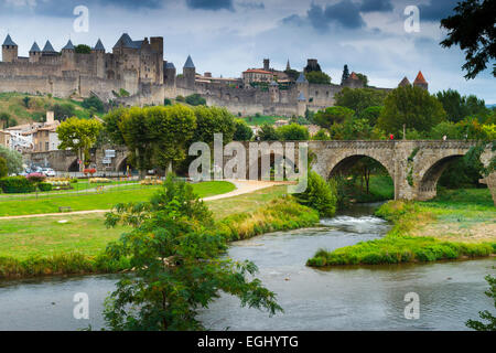 La forteresse et le Pont Vieux (vieux pont) et Aude.Carcassonne cité médiévale. La France, l'Europe. Banque D'Images