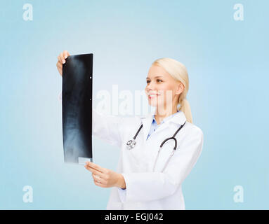 Smiling female doctor looking at x-ray image Banque D'Images