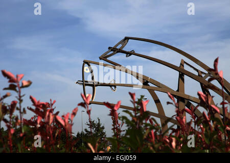 Sentinel est une sculpture haute de 16m par Tim Tolkien, installé sur l'île de Spitfire, un rond-point à Castle Vale, Birmingham Banque D'Images