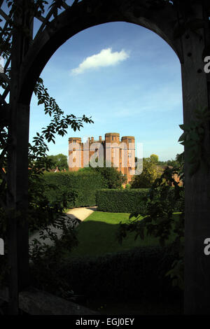 Château de Kenilworth, vue depuis une arche dans les jardins Banque D'Images