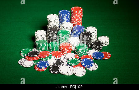 Close up de jetons de casino sur la surface de la table verte Banque D'Images