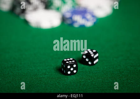 Close up of black dés sur la table de casino vert Banque D'Images