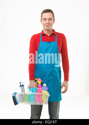 Beau Jeune homme tenant bassin avec fournitures de nettoyage, standing against white background Banque D'Images