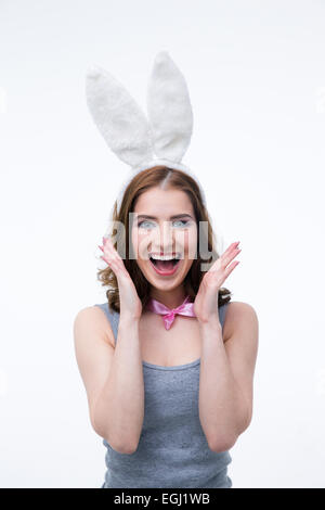 Jeune femme en riant des oreilles de lapin sur fond gris Banque D'Images