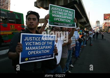 Les manifestants appelant à la justice pour le massacre d'Mamasanpano le long d'EDSA au cours du 29e anniversaire de la révolution de l'alimentation. Des milliers affluent sur la route principale de Manille, l'Avenue Epifanio delos Santos dans Qeuzon Ville à l'appel d'air pour l'éviction du Président Aquino. La révolution de 1986 a porté au pouvoir la mère de l'actuel président, Cory Aquino. © J Gerard Seguia/Pacific Press/Alamy Live News Banque D'Images