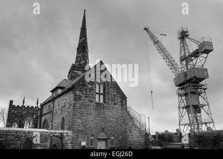 Photographie noir et blanc photographie HDR de Birkenhead Priory avec une grue de la Cammell Laird Shipbuilders Banque D'Images