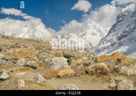 Vue panoramique des montagnes de neige qui descend dans une vallée rocheuse Banque D'Images