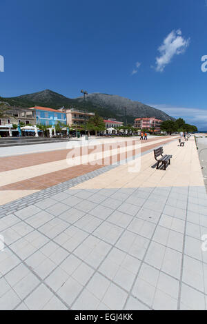 Ville de Poros, Céphalonie. Vue pittoresque de la plage de Poros et l'esplanade sur le sud-est de Céphalonie. Banque D'Images