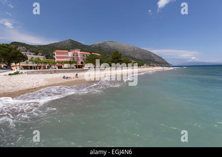 Ville de Poros, Céphalonie. Vue pittoresque de la plage de Poros et l'esplanade sur le sud-est de Céphalonie. Banque D'Images