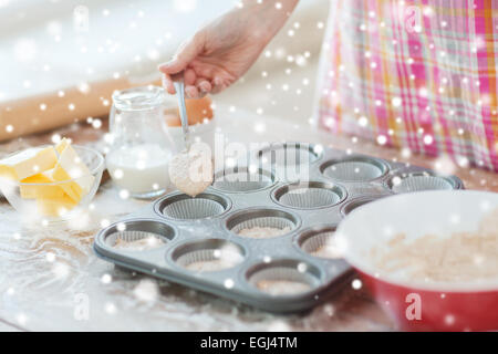 Close up of woman muffins moules avec la pâte de remplissage Banque D'Images