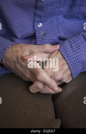 Folder mains d'un homme souffrant de démence dans un foyer à Brooklyn, New York. Banque D'Images