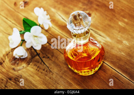 Parfum ancien et fleurs artificielles de jasmin. Profondeur de champ. Banque D'Images