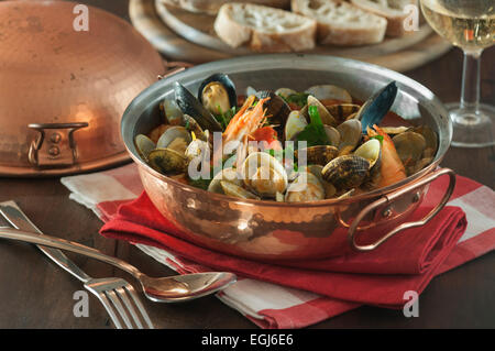 La Cataplana de Mariscos. Ragoût de fruits de mer au Portugal. Banque D'Images