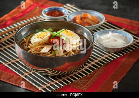 Naengmyeon. Les nouilles froides dans un bouillon froid. L'alimentation de la Corée Banque D'Images