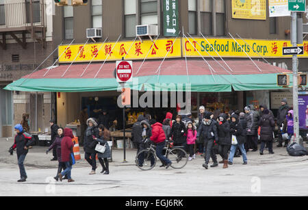 Chinatown à Chrystie & Grand Rue, les gens marchent à un parc local pour célébrer le Nouvel An chinois 2015, l'année de la Chèvre, w Banque D'Images