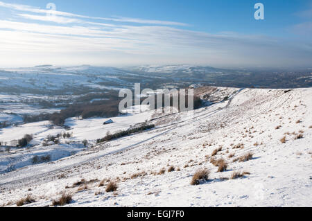 Vue d'une colline couverte de neige au-dessus du village de Charlesworth près de Hyde dans le Derbyshire. Banque D'Images