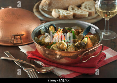 La Cataplana de Mariscos. Ragoût de fruits de mer au Portugal. Banque D'Images