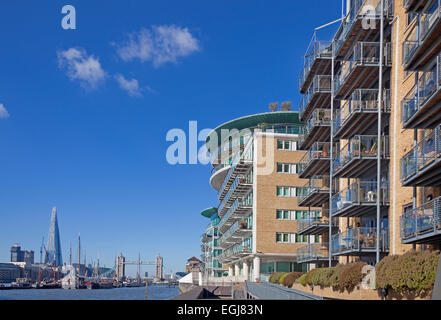 Londres, blocs d'appartements modernes Wapping surplombant la rivière à Wapping Pier Head Banque D'Images