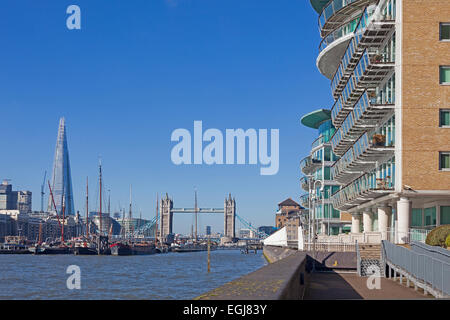 Londres, blocs d'appartements modernes Wapping surplombant la rivière à Wapping Old Pier Banque D'Images