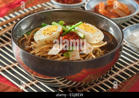 Naengmyeon. Les nouilles froides dans un bouillon froid. L'alimentation de la Corée Banque D'Images