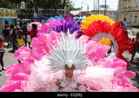 Les jeunes masqueraders effectuer sur la rue Frederick au cours de la Republic Bank Carnaval des Enfants à Port of Spain, Trinidad. Banque D'Images