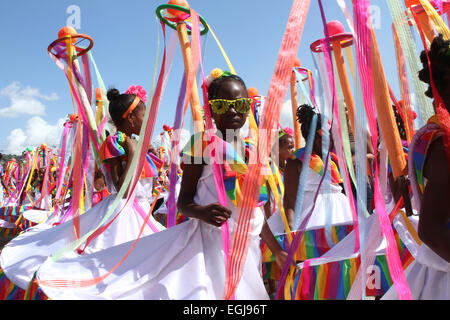 Les jeunes masqueraders effectuer sur la rue Frederick au cours de la Republic Bank Carnaval des Enfants à Port of Spain, Trinidad. Banque D'Images