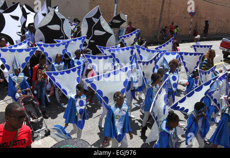 Les jeunes masqueraders effectuer sur la rue Frederick au cours de la Republic Bank Carnaval des Enfants à Port of Spain, Trinidad. Banque D'Images