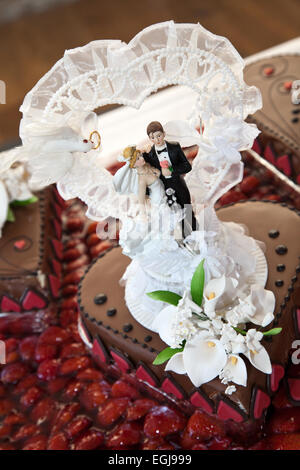 Close up mariage au chocolat avec Figurines Couple dans un coeur lacé blanc Banque D'Images