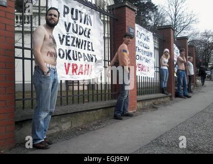 Prague, République tchèque. Feb 25, 2015. Plusieurs militants avec des banderoles contre le président russe Vladimir Poutine s'attache à la clôture de l'ambassade de Russie à Prague, en République tchèque, le 25 février 2015. Credit : Vanda Kralova/CTK Photo/Alamy Live News Banque D'Images