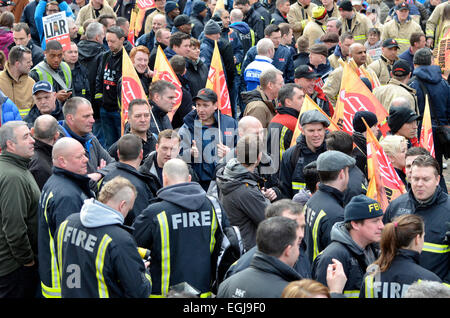 Londres, Royaume-Uni. Feb 25, 2015. Les pompiers en grève se réunissent à Westminster pour protester contre l'incendie et du gouvernement Ministre Penny Mordaunt's changements à la pension des pompiers. Credit : PjrNews/Alamy Live News Banque D'Images